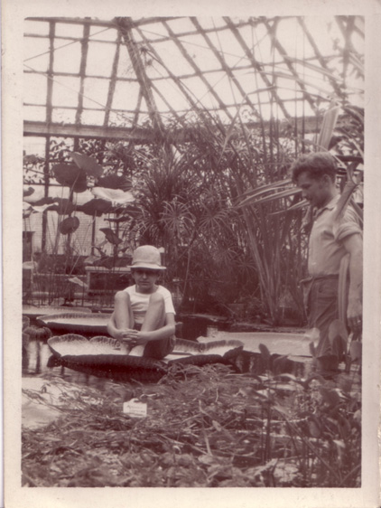 Nagyapu on lilypad, 1932